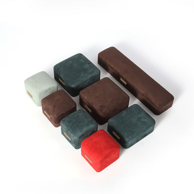 Caja de joyería octogonal de terciopelo personalizable con tapa abatible y parche dorado