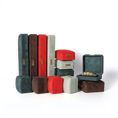 Caja de joyería octogonal de terciopelo personalizable con tapa abatible y parche dorado