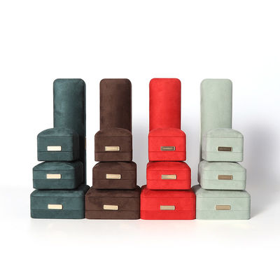 Caja de joyería octogonal de terciopelo personalizable con tapa abatible y parche dorado