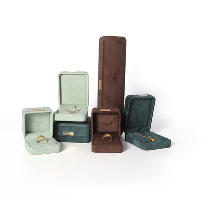 Fabricación al por mayor Caja de joyería de lujo personalizada de alta gama Collar Brazalete Aretes Anillo conjunto de joyas Embalaje de joyas de terciopelo hechas a mano Caja de joyas con logotipo