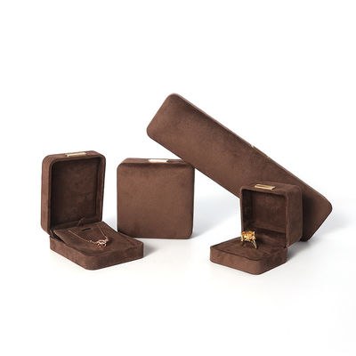 Fabricación al por mayor Caja de joyería de lujo personalizada de alta gama Collar Brazalete Aretes Anillo conjunto de joyas Embalaje Caja de joyas de terciopelo marrón con logotipo