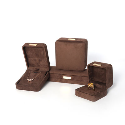 Fabricación al por mayor Caja de joyería de lujo personalizada de alta gama Collar Brazalete Aretes Anillo conjunto de joyas Embalaje Caja de joyas de terciopelo marrón con logotipo