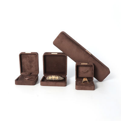 Fabricación al por mayor Caja de joyería de lujo personalizada de alta gama Collar Brazalete Aretes Anillo conjunto de joyas Embalaje Caja de joyas de terciopelo marrón con logotipo