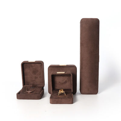 Fabricación al por mayor Caja de joyería de lujo personalizada de alta gama Collar Brazalete Aretes Anillo conjunto de joyas Embalaje Caja de joyas de terciopelo marrón con logotipo