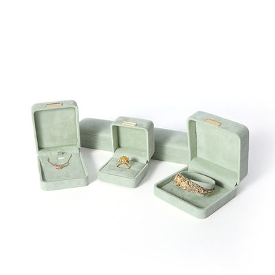 Fabricación al por mayor Caja de joyería de lujo personalizada de alta gama Collar Brazalete Aretes Anillo conjunto de joyas Embalaje Veludo verde claro Caja de joyas con logotipo