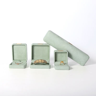 Fabricación al por mayor Caja de joyería de lujo personalizada de alta gama Collar Brazalete Aretes Anillo conjunto de joyas Embalaje Veludo verde claro Caja de joyas con logotipo