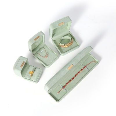 Fabricación al por mayor Caja de joyería de lujo personalizada de alta gama Collar Brazalete Aretes Anillo conjunto de joyas Embalaje Veludo verde claro Caja de joyas con logotipo