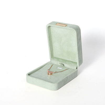 Fabricación al por mayor Caja de joyería de lujo personalizada de alta gama Collar Brazalete Aretes Anillo conjunto de joyas Embalaje Veludo verde claro Caja de joyas con logotipo