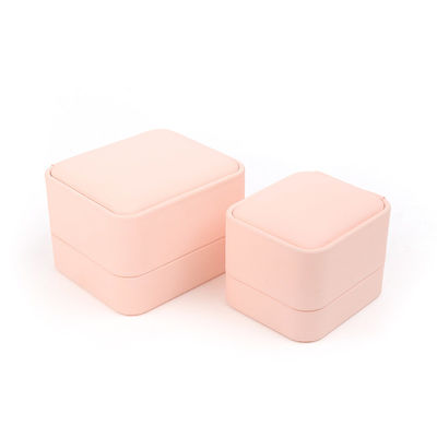 Venta al por mayor de joyería embalaje caja de anillo de joyería personalizada embalaje de lujo rosa joyería de cuero doble caja de anillo para el compromiso de la boda