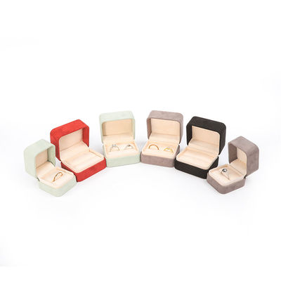 Venta al por mayor de joyas de alta gama embalaje caja de anillos logotipo personalizado embalaje de joyas de lujo matrimonio doble compromiso caja de anillo de terciopelo