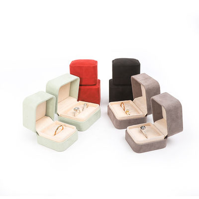Venta al por mayor de joyas de alta gama embalaje caja de anillos logotipo personalizado embalaje de joyas de lujo matrimonio doble compromiso caja de anillo de terciopelo