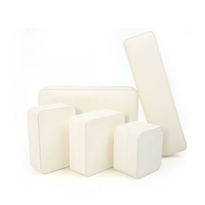 Caja de joyería cuadrada de cuero blanco hecha a mano OEM ODM para embalaje de collar, pulsera, pendientes y anillo