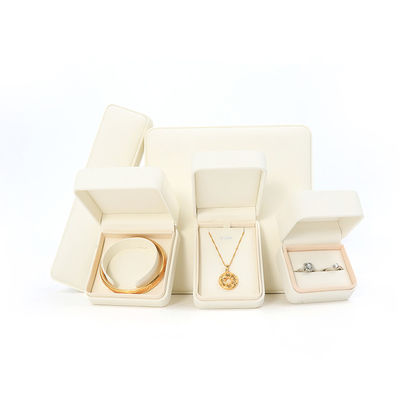 Caja de joyería cuadrada de cuero blanco hecha a mano OEM ODM para embalaje de collar, pulsera, pendientes y anillo