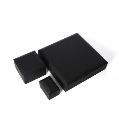 China fabricación mayorista de alta calidad caja de joyería Led embalaje collar brazalete anillo caja de joyería logotipo personalizado alta gama negro plástico Led caja de joyería con luz