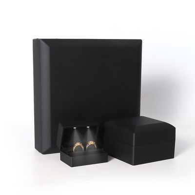 China fabricación mayorista de alta calidad caja de joyería Led embalaje collar brazalete anillo caja de joyería logotipo personalizado alta gama negro plástico Led caja de joyería con luz
