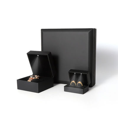 China fabricación mayorista de alta calidad caja de joyería Led embalaje collar brazalete anillo caja de joyería logotipo personalizado alta gama negro plástico Led caja de joyería con luz