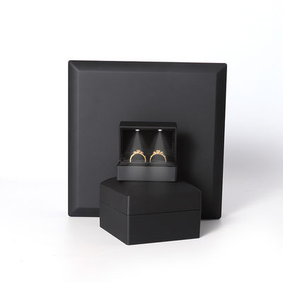 China fabricación mayorista de alta calidad caja de joyería Led embalaje collar brazalete anillo caja de joyería logotipo personalizado alta gama negro plástico Led caja de joyería con luz