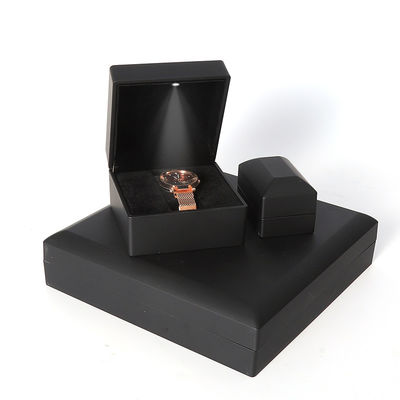 China fabricación mayorista de alta calidad caja de joyería Led embalaje collar brazalete anillo caja de joyería logotipo personalizado alta gama negro plástico Led caja de joyería con luz