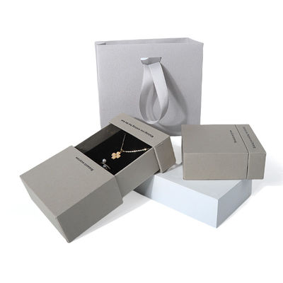 China fabricación al por mayor de alta calidad Caja de collar, pendientes, pulsera y anillo. Embalaje de joyería personalizado, ecológico, de cartón, papel gris, caja de joyería con cajón y logotipo.