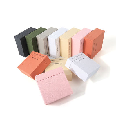 China fabricación al por mayor de alta calidad Caja de collar, pendientes, pulsera y anillo. Embalaje de joyería personalizado, ecológico, de cartón, papel, caja de joyería con cajón y logotipo.