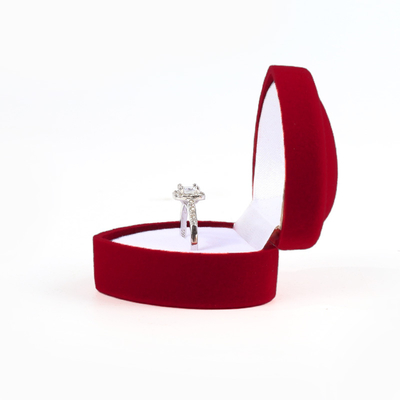 caja de anillos de joyería roja de terciopelo para el día de San Valentín