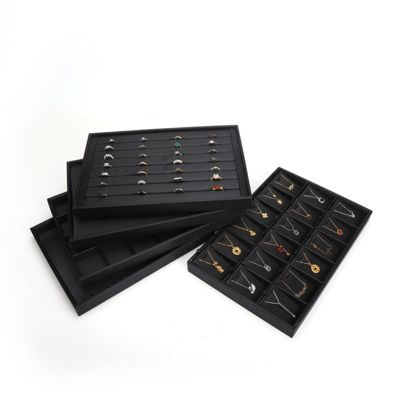 Bandejas de joyería de cuero negro de lujo personalizables OEM, bandejas de exhibición para anillos, pulseras y collares