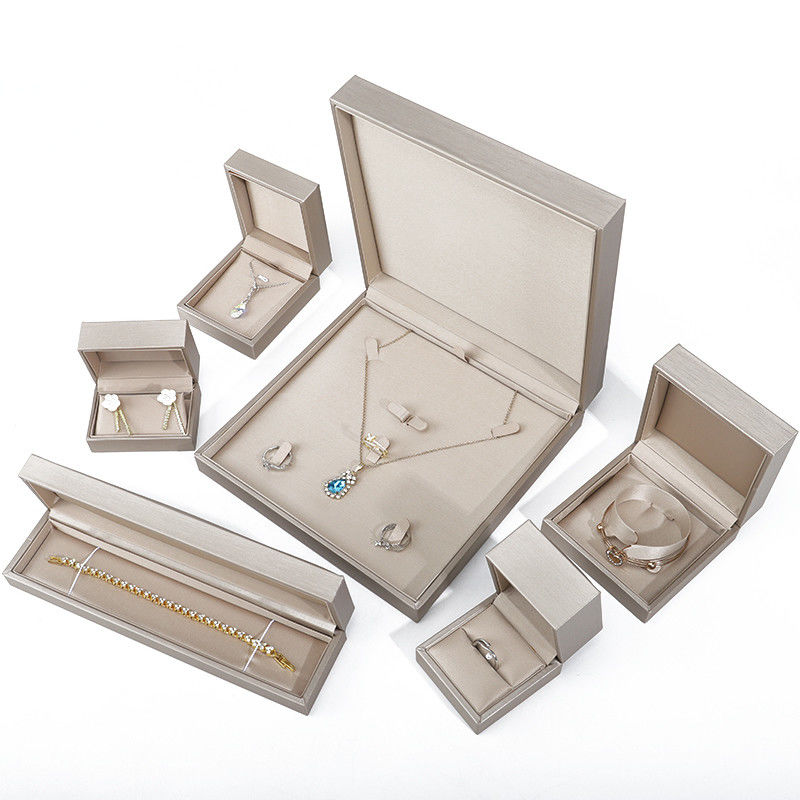 Blanco Elegante y suave de cuero falso Joyería Caja de almacenamiento Paquete Color personalizado