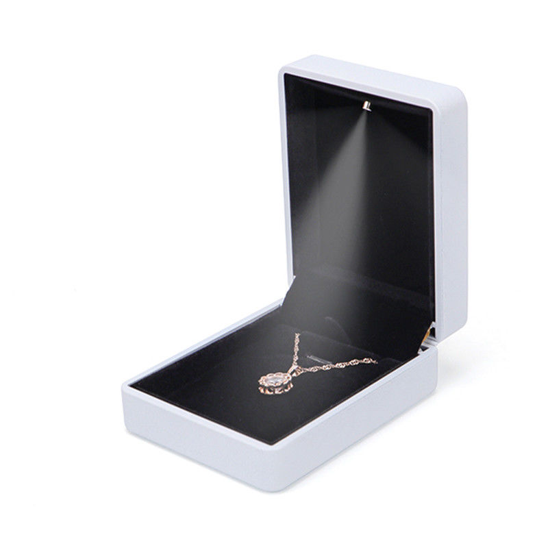 Caja redonda de joyería LED de cuero blanco con logotipo personalizado e impresión de pantalla de seda de Hanhong