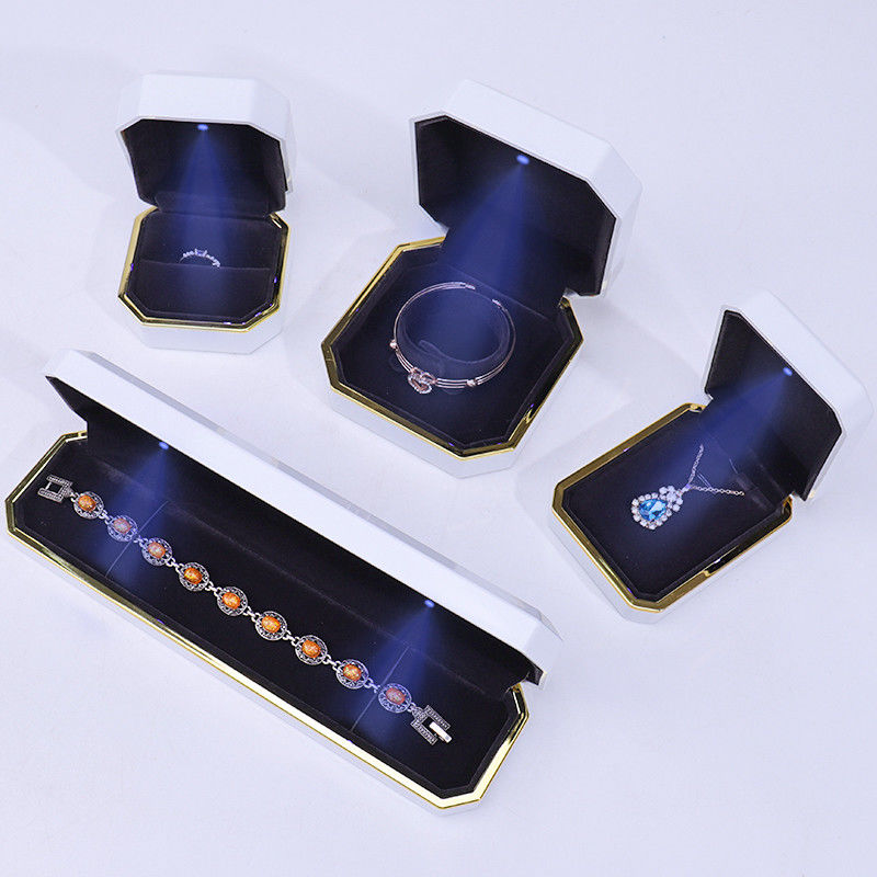 Logotipo personalizado Joyería ligera Caja de regalo para pulseras pendientes colgante collar de terciopelo Anillo de material hecho a mano