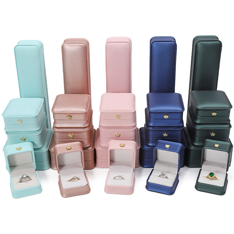 Logotipo personalizado Caja de joyas de cuero PU para brazalete de corona colgante collar anillo de embalaje