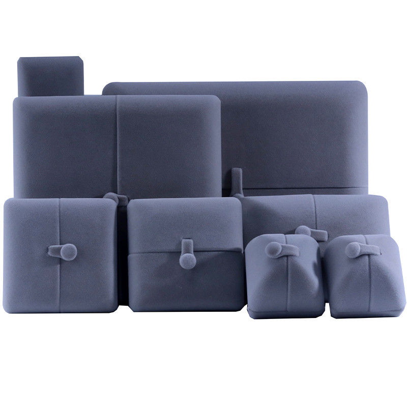 Elegante joyero de doble puerta, de alta gama, con terciopelo gris y logotipo.