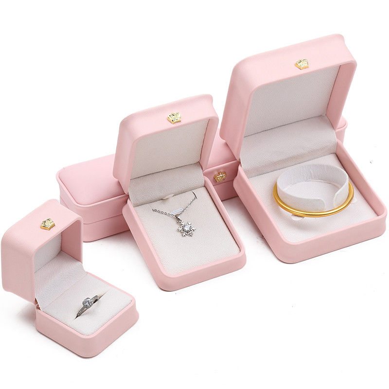 10*10*5cm Caja de joyas de cuero rosa para pulseras de corona Pendantes y anillos Logotipo personalizado