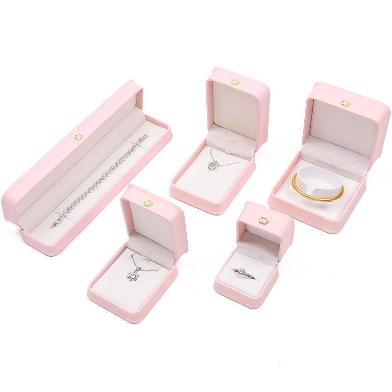 10*10*5cm Caja de joyas de cuero rosa para pulseras de corona Pendantes y anillos Logotipo personalizado