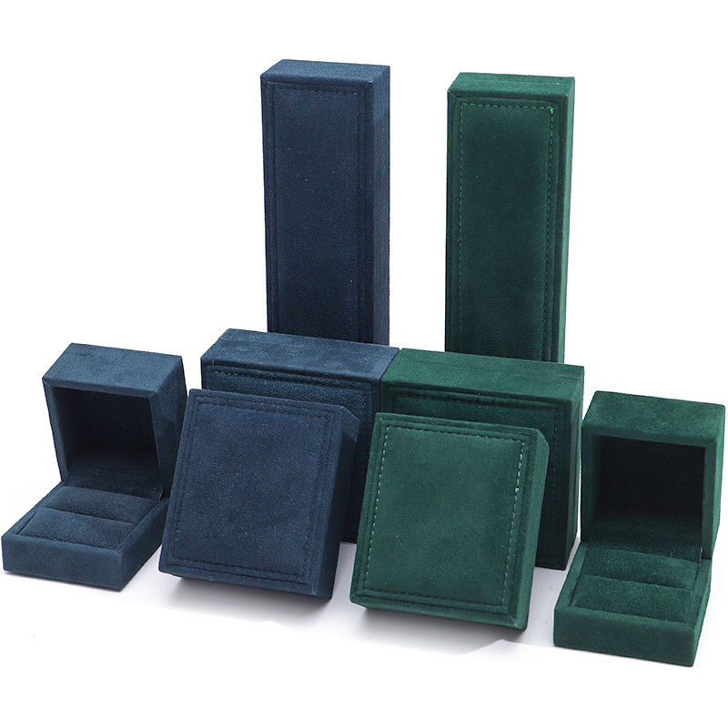 Caja de joyas de terciopelo oscuro personalizada para collar de lujo Aretes Brazalete Anillo 9 * 9 * 4cm