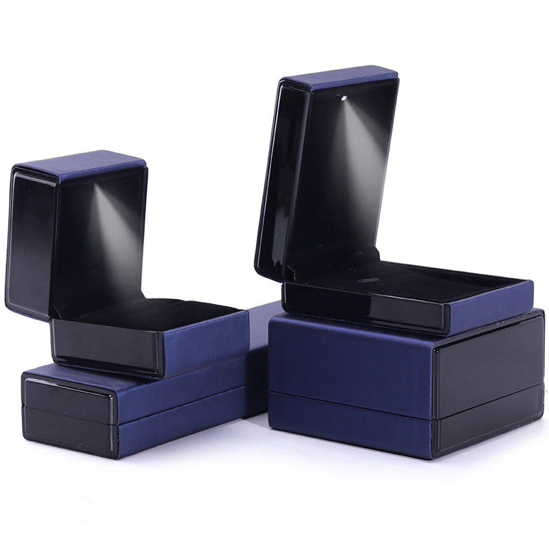 Logotipo del cliente Caja de joyas de luz LED para collar de pulsera y anillo en cuero azul