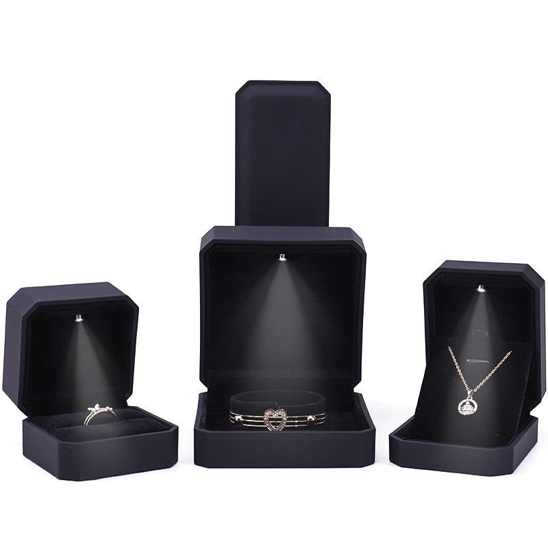 Lo más reciente Logotipo personalizado de joyería LED caja de visualización para anillos collares pulseras y aretes