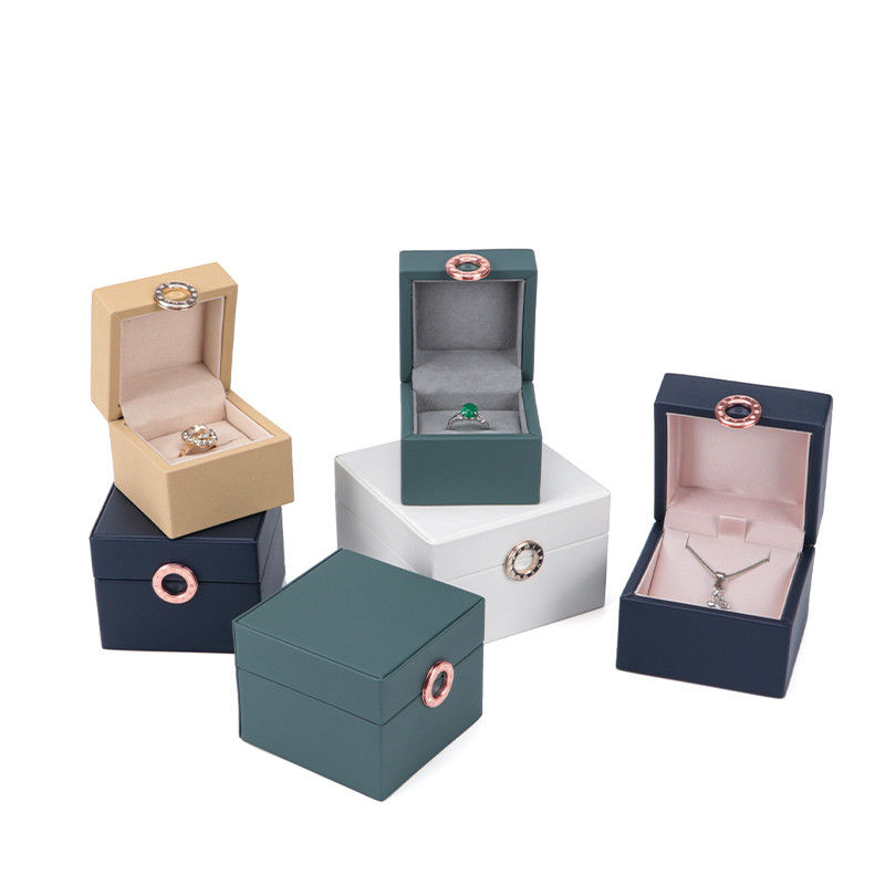 Paquete de joyas Hanhong Cuatro hojas de trébol lujosa caja de anillo de cuero PU con logotipo personalizado