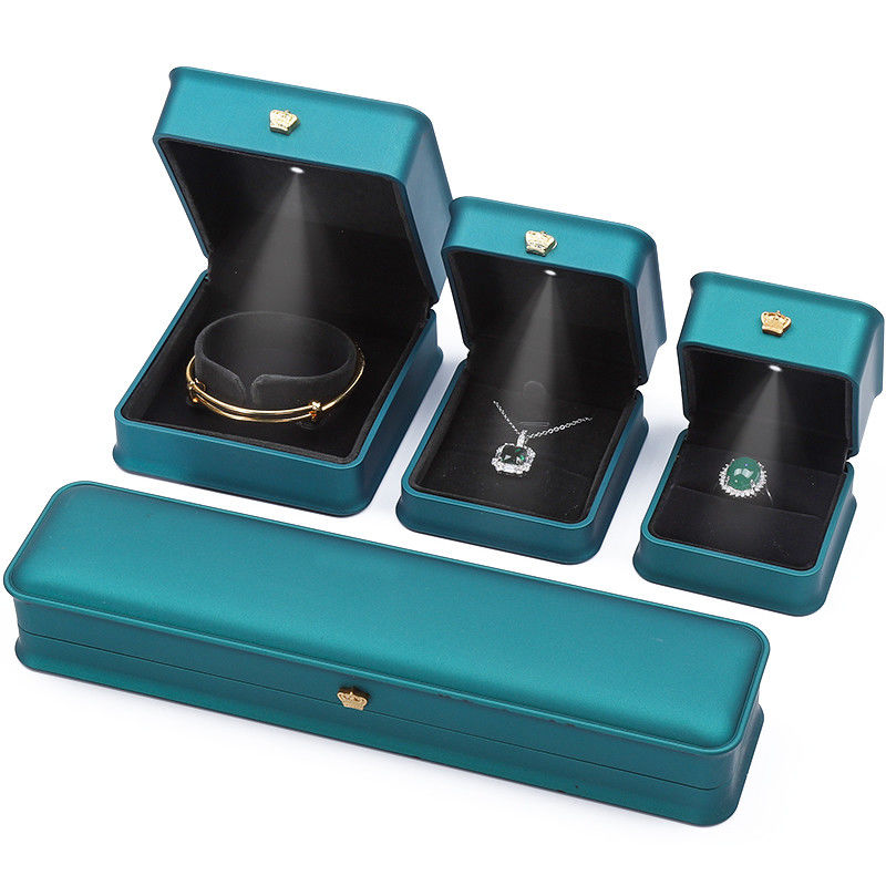 Caja de joyería de luz verde claro para collar brazalete anillo aretes tamaño personalizado