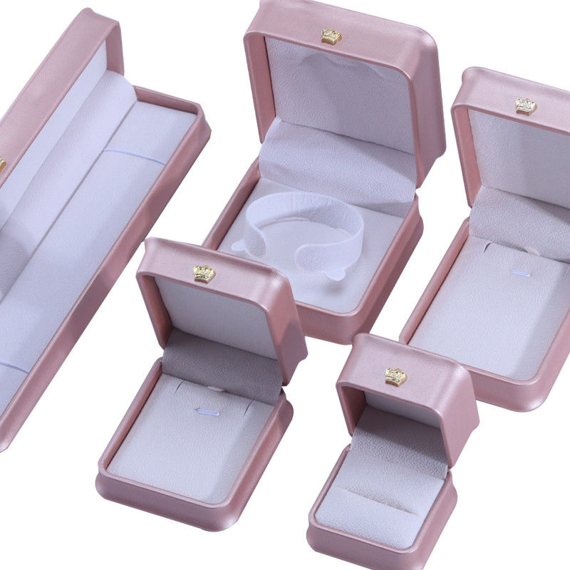 Lujo de la corona de oro diseño de pieles de joyería de PU caja de paquete para el anillo de collar de pulsera