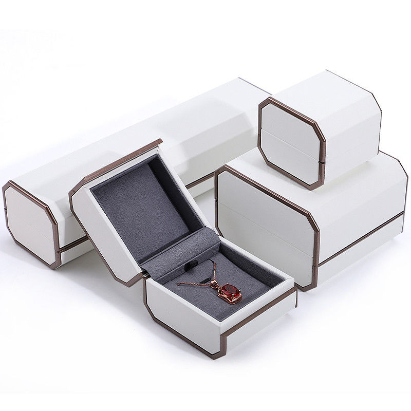 Paquete de joyas de cuero PU blanco para anillos de tamaño personalizado collares y pulseras