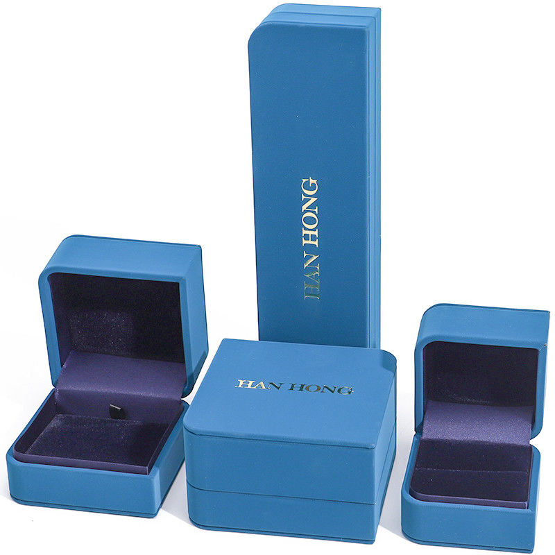 Caja de almacenamiento de joyas de cuero en forma de arco de diamante de PU para el embalaje de colgantes de anillos