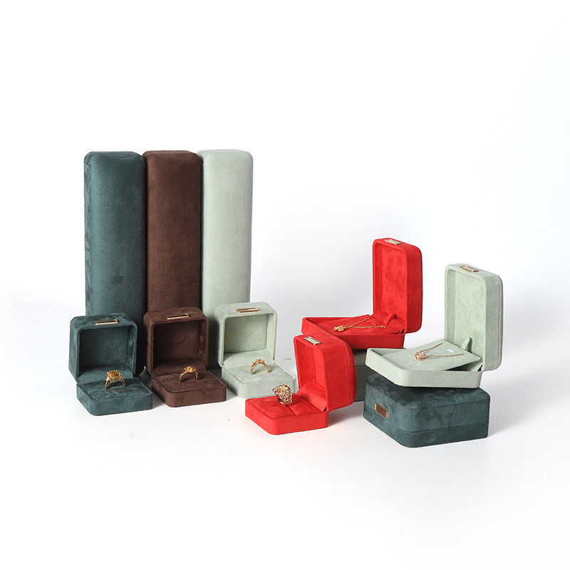 Caja de joyería octogonal de terciopelo personalizable con tapa abatible y parche dorado