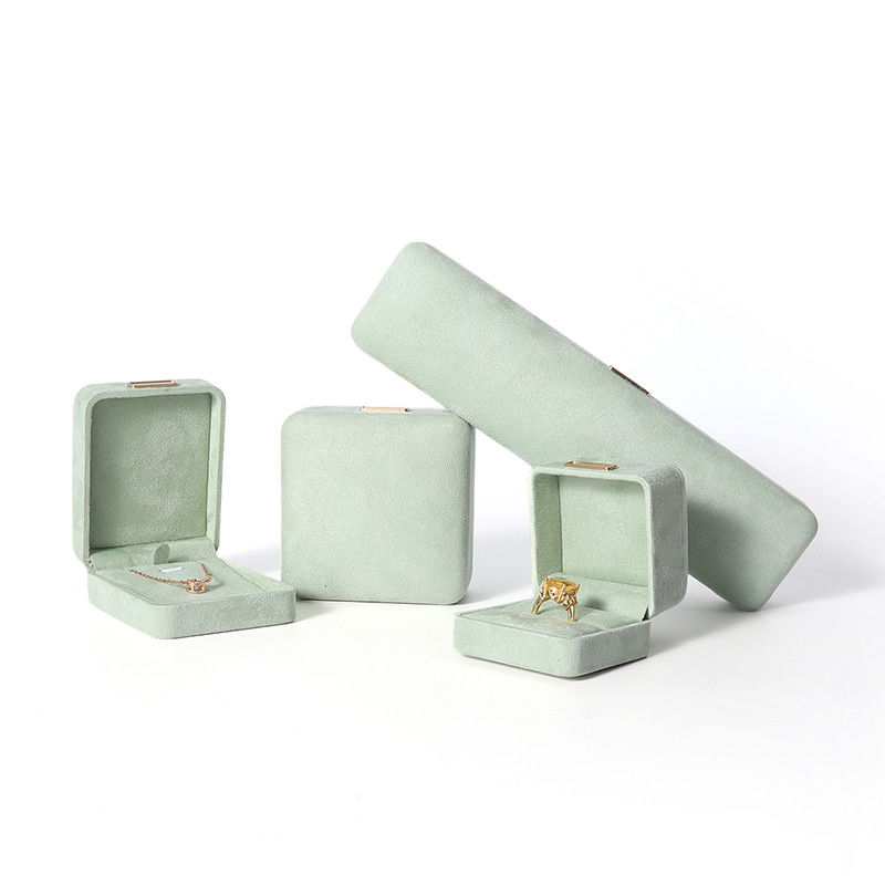Fabricación al por mayor Caja de joyería de lujo personalizada de alta gama Collar Brazalete Aretes Anillo conjunto de joyas Embalaje Veludo verde claro Caja de joyas con logotipo