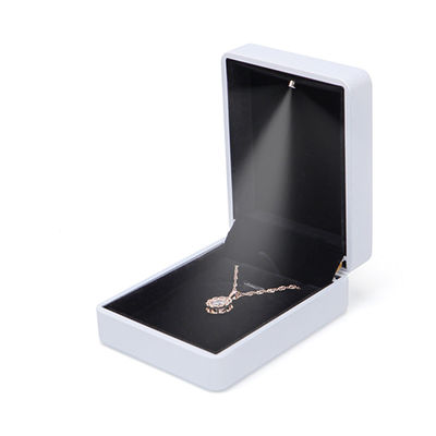 Caja redonda de joyería LED de cuero blanco con logotipo personalizado e impresión de pantalla de seda de Hanhong
