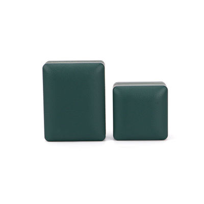 Solución de embalaje de anillo personalizado Caja de joyería de cuero verde iluminada con revestimiento de seda y logotipo