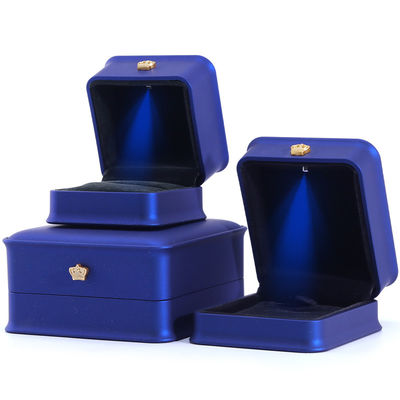 Caja de embalaje de joyas de corona de lujo personalizada con luz LED y diseño más reciente hecho a mano