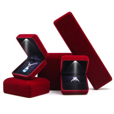 Caja de joyería LED de lujo con el logotipo Hanhong grabado y el interior de terciopelo rojo