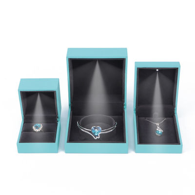 Caja de embalaje de joyas de luz LED Hanhong personalizada para brazaletes y aretes de collar