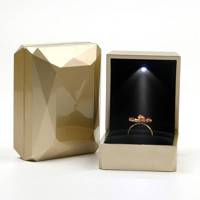 Caja de embalaje de joyería de plástico de oro de PU con LED Light