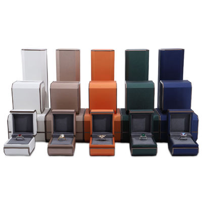 Caja de embalaje de joyas elegantes personalizadas en cuero PU para anillos collares y pulseras